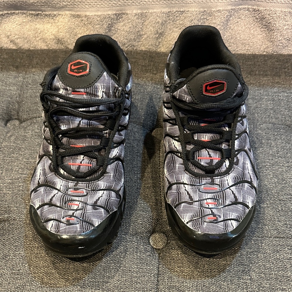 Nike Youth Black and Gray Athletic Shoes